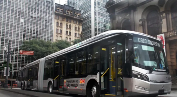 Sem receber 13º salário, motoristas de ônibus de SP entram em greve