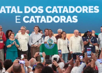 Catadores devem ser aplaudidos como agentes ambientais, diz Boulos