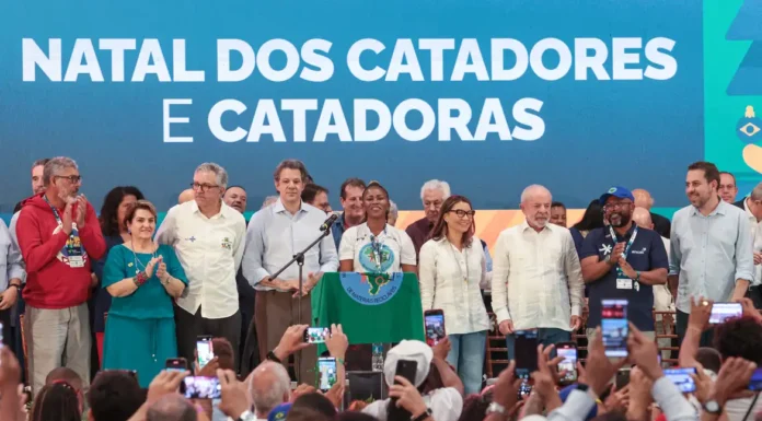 Catadores devem ser aplaudidos como agentes ambientais, diz Boulos