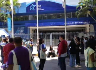 Estudantes chegam cedo para o Enem e relatam superação e confiança