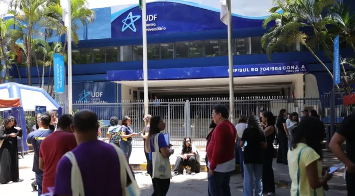 Estudantes chegam cedo para o Enem e relatam superação e confiança