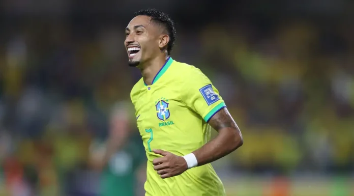Brasileiro Raphinha é finalista do prêmio de melhor do mundo da Fifa