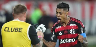 Fla vence, aproveita derrota do Palmeiras e volta a igualar rival