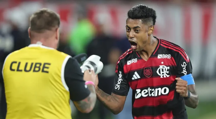 Fla vence, aproveita derrota do Palmeiras e volta a igualar rival