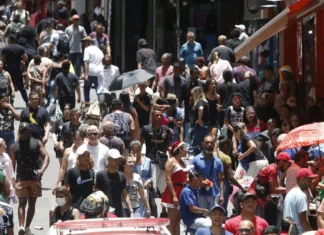 Negros acreditam mais em empresas do que no poder público, diz estudo