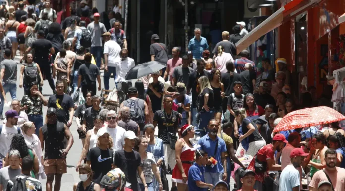 Negros acreditam mais em empresas do que no poder público, diz estudo