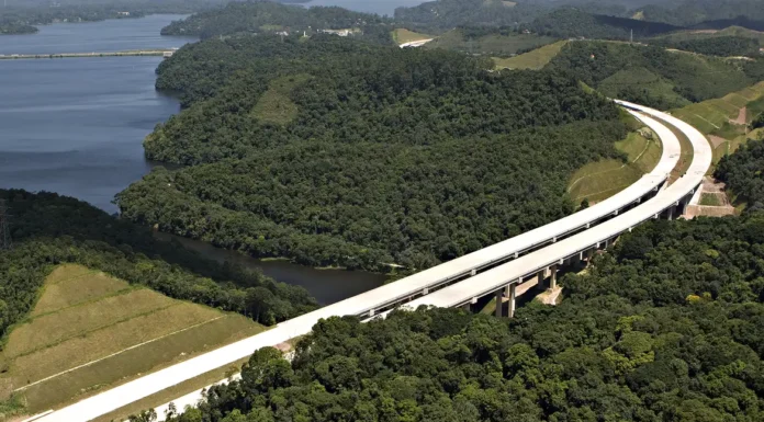 Caminhão interdita Rodoanel em São Paulo e PM é acionada