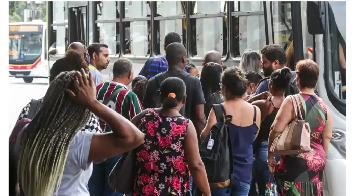 Número dos que procuram emprego há mais de 2 anos cai 17,8%, diz IBGE
