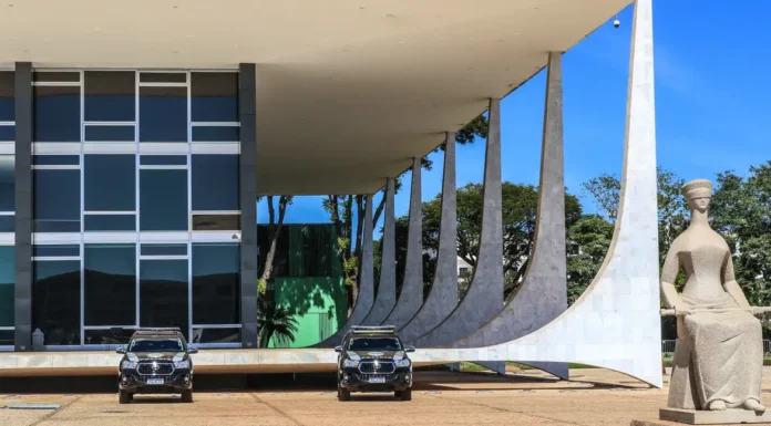 Moraes vota para tornar Eduardo Bolsonaro réu por tentar coagir STF