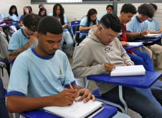 Renda e cor são determinantes para não concluir ensino médio no país
