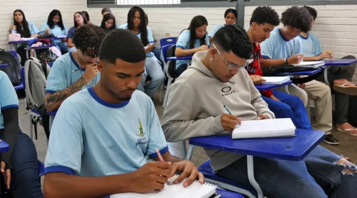 Renda e cor são determinantes para não concluir ensino médio no país