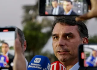 Moraes autoriza visita de filhos de Bolsonaro na PF