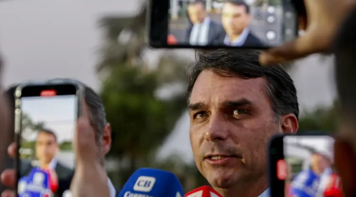 Moraes autoriza visita de filhos de Bolsonaro na PF