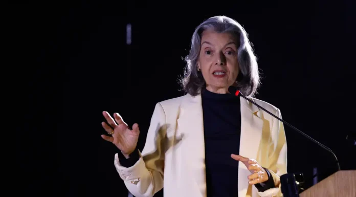 Carmén Lúcia: “ditadura é como erva daninha que precisa ser cortada”