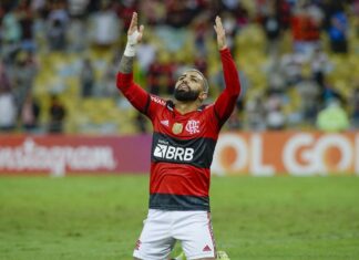 Flamengo vence Bahia e continua sonhando com o Brasileiro