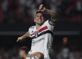 São Paulo goleia Athletico-PR e assume liderança do Brasileiro
