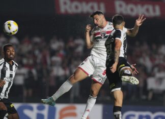 São Paulo derrota Santos em clássico com gol de pênalti no fim