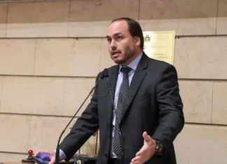 Carlos usava assessores para obter informações da Abin, diz PF