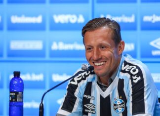 Após 15 anos, Lucas Leiva é anunciado e está de volta ao Grêmio