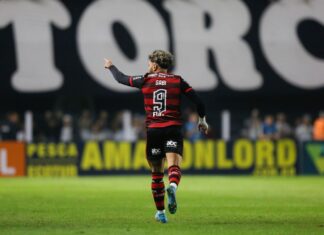 Gabriel decide e Flamengo derrota Santos na Vila Belmiro