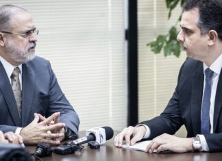 Presidente do Senado entrega à PGR representação contra golpistas