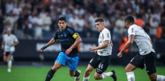 Corinthians e Grêmio empatam em jogo com oito gols