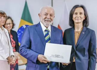 Lula recebe credenciais de 13 novos embaixadores