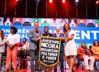 Lula pede jovens politizados e diálogo com quem pensa diferente