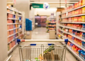 Mais brasileiros abandonam compras de mercado a caminho do caixa