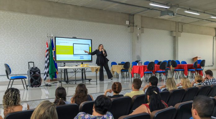 Gestores da Educação de Santana de Parnaíba recebem formação sobre uso do sensor de glicose