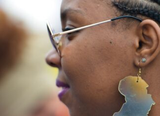 Negros e mulheres chefes de família são maiores vítimas da pandemia