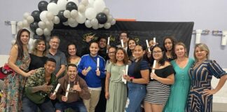 Estudantes do EJA de Barueri vencem dificuldades e participam da formatura com familiares