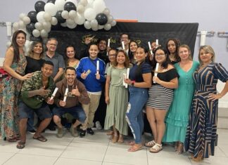 Estudantes do EJA de Barueri vencem dificuldades e participam da formatura com familiares