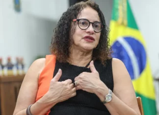 Vacina brasileira de covid fortalece ciência e país, diz ministra