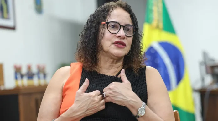 Vacina brasileira de covid fortalece ciência e país, diz ministra