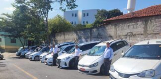 Taxistas recebem selo que atesta regularidade de funcionamento em Cotia