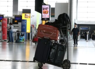 Bolsonaro veta retorno do despacho gratuito de bagagem em avião
