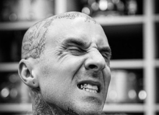 Baterista da banda Blink-182 coloca diamante de R$ 41 mil no dente