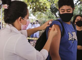 Mortes de adolescentes caem em fase crítica da terceira onda de covid