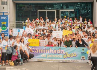 Centenas de pessoas participam da Caminhada da Pessoa Idosa em Cotia