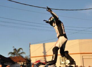 Barueri sedia show de acrobacias em prol da APAE