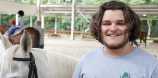 Jovem com TEA conquista emprego na hípica onde fazia equoterapia