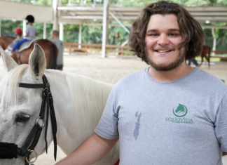 Jovem com TEA conquista emprego na hípica onde fazia equoterapia