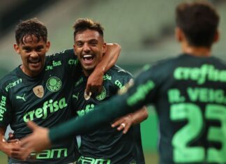 Com gol relâmpago, Palmeiras bate Grêmio e vira líder do Brasileiro