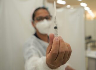 Pessoas de 12 a 17 anos com comorbidade, gestantes e puérperas podem tomar vacina neste final de semana
