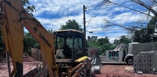 Itapevi apreende retroescavadeira e aplica multa de R$ 11.592 por irregularidades ambientais