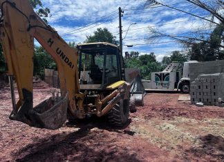 Itapevi apreende retroescavadeira e aplica multa de R$ 11.592 por irregularidades ambientais