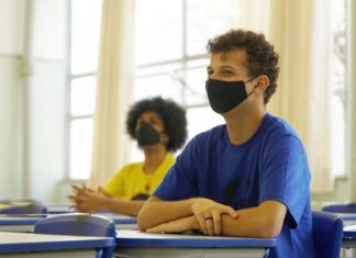 Estudantes da rede estadual fazem homenagem aos profissionais de saúde
