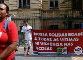 Em ato contra a violência, professores criticam condições de trabalho