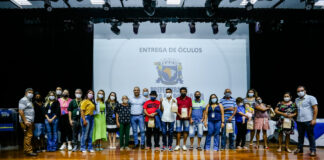 Marcos Tonho entrega mais de 150 óculos gratuitamente a moradores da cidade